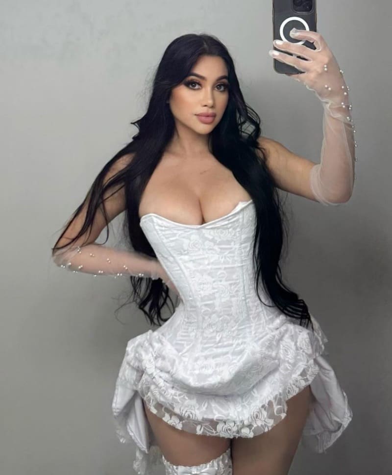 Babe in witte jurk