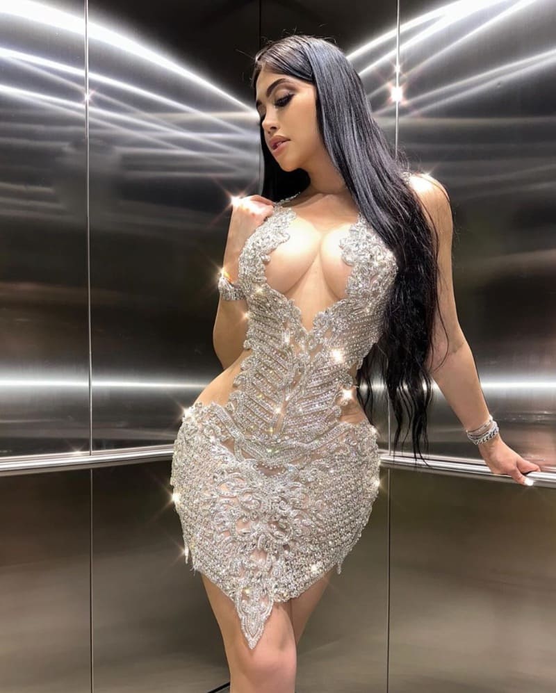 Jailyne in sexy jurk in lif t