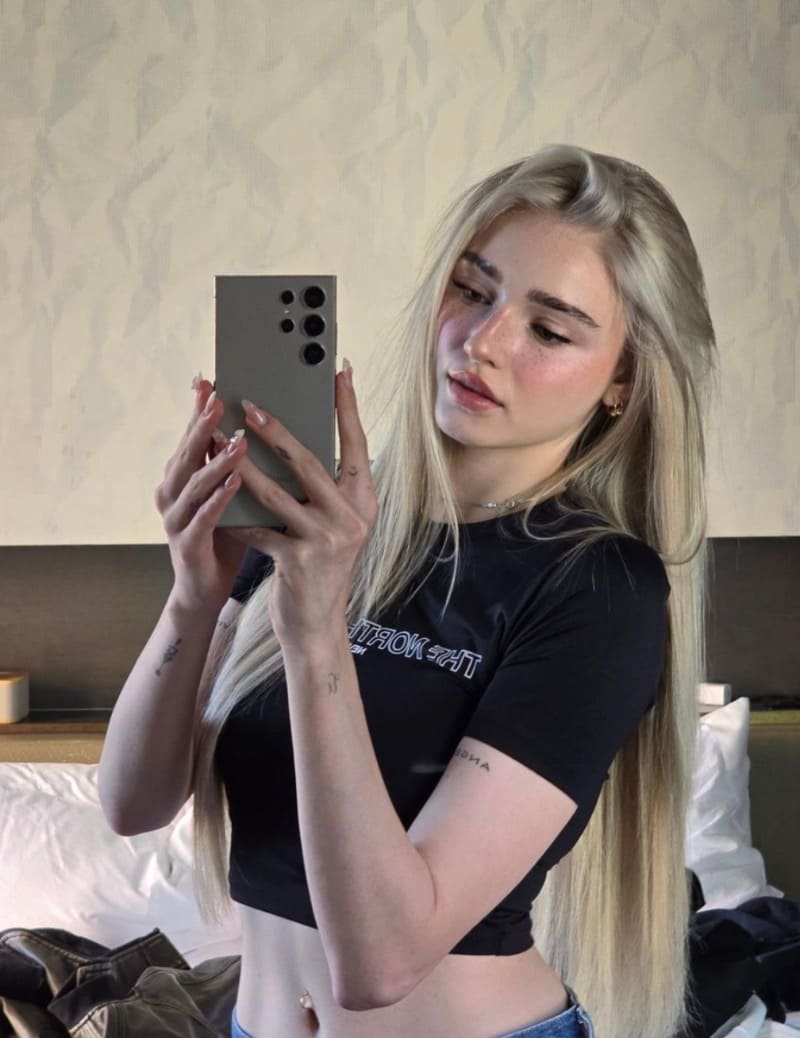 Babe maakt spiegel selfie