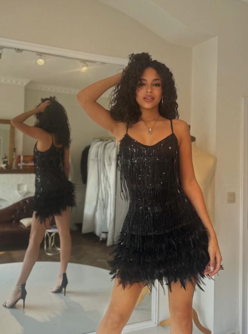 Kenza in zwarte jurk
