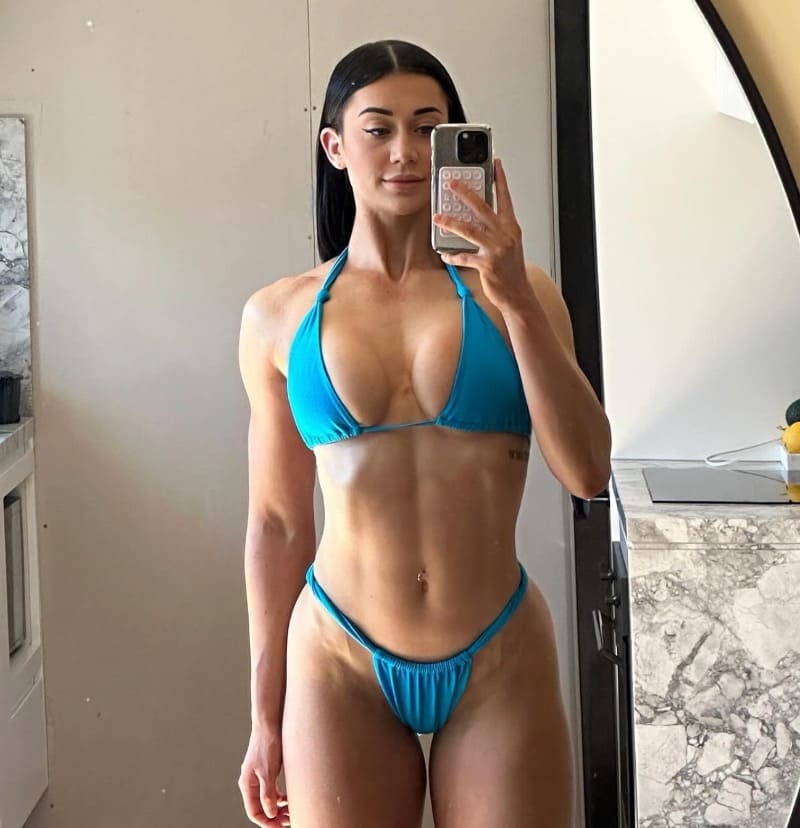 Cassie in groene bikini