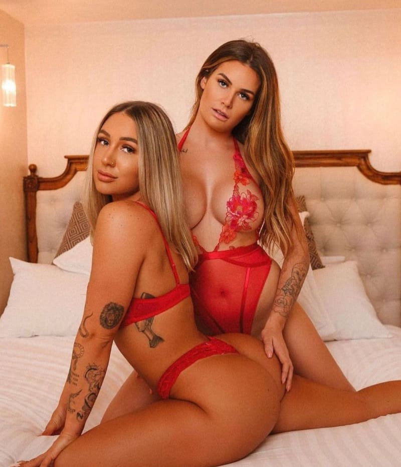 Dani in rode lingerie op bed