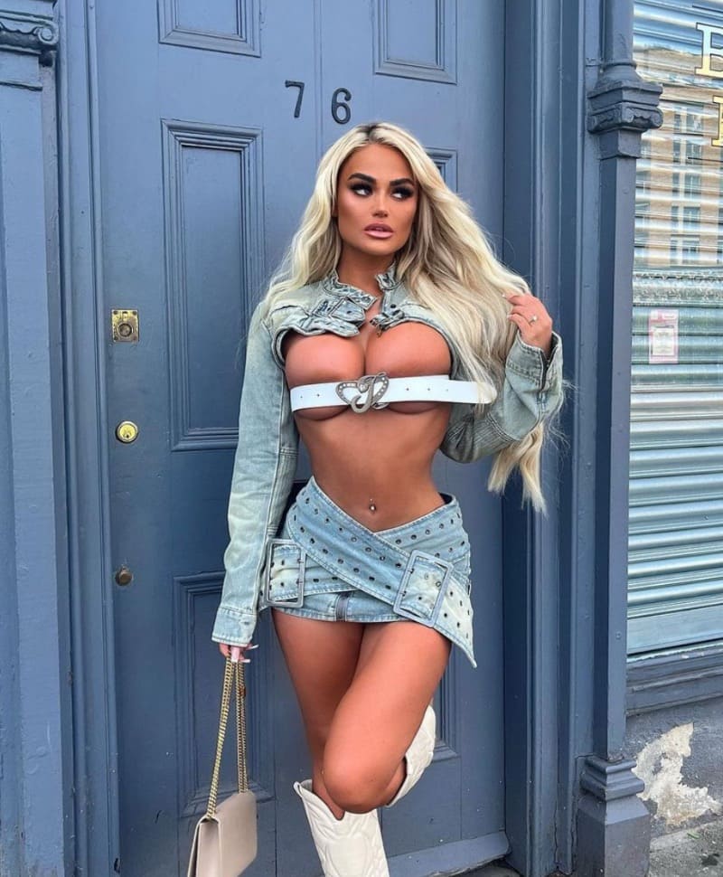 Babe in jeans met dikke tieten