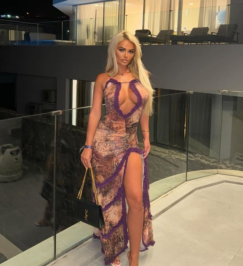 Sexy blondine in strakke jurk