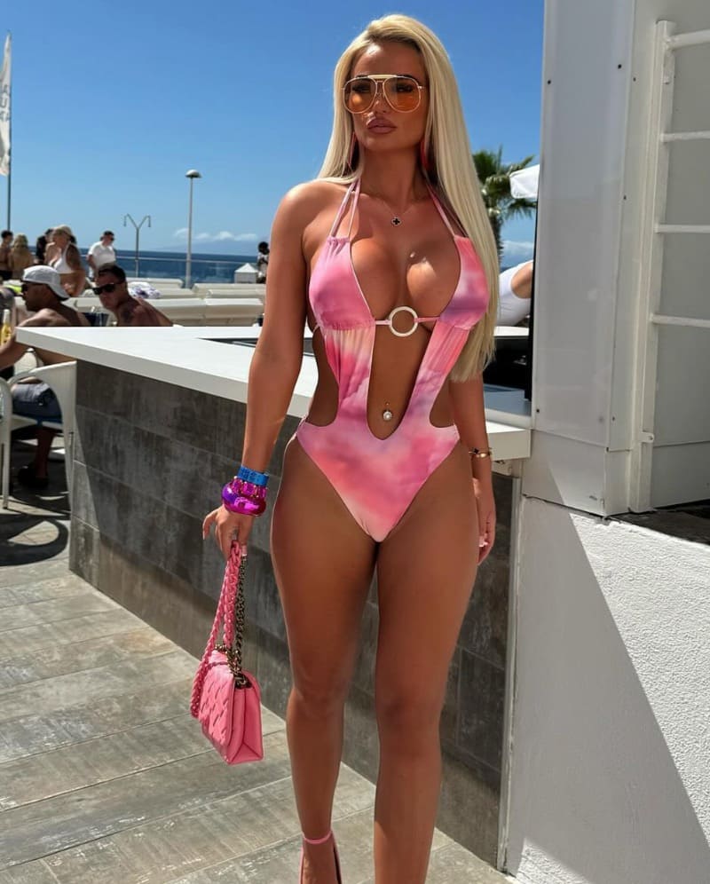 Courtney in roze