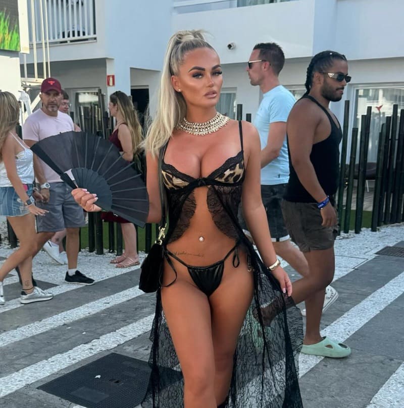 Courtney op straat in lingerie
