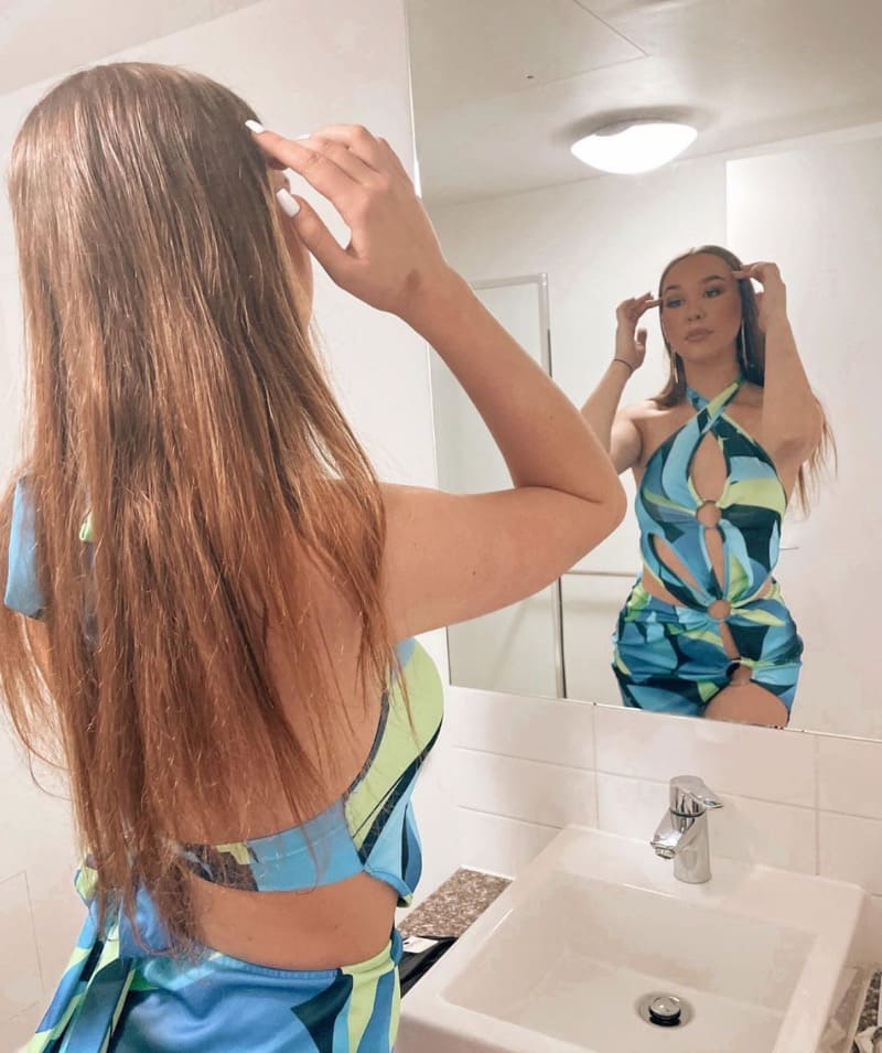 Babe in sexy jurk