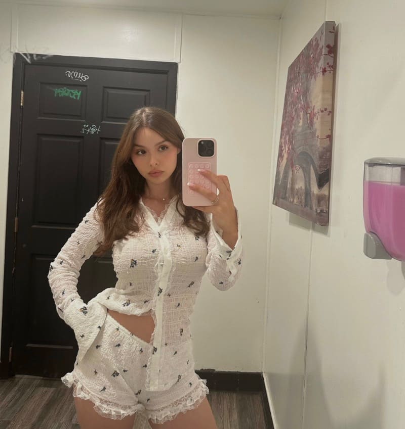 Babe in witte lounge wear