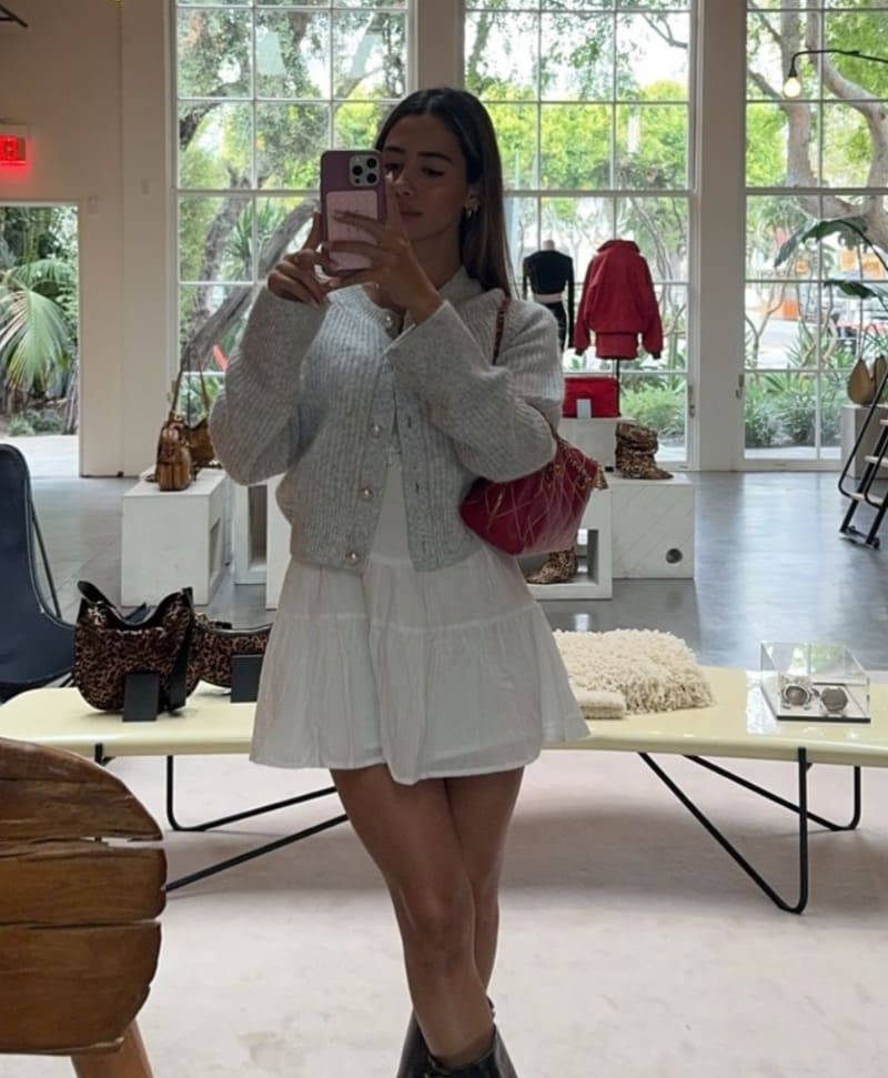 Sexy babe in witte jurk