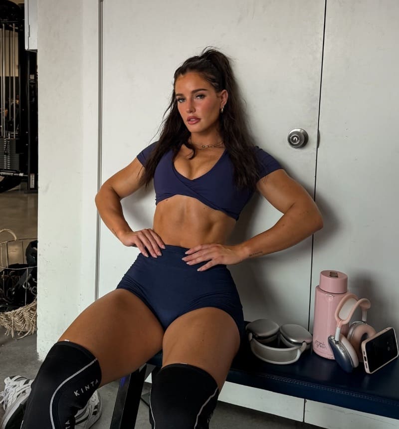 Emma in sexy sportbroekje