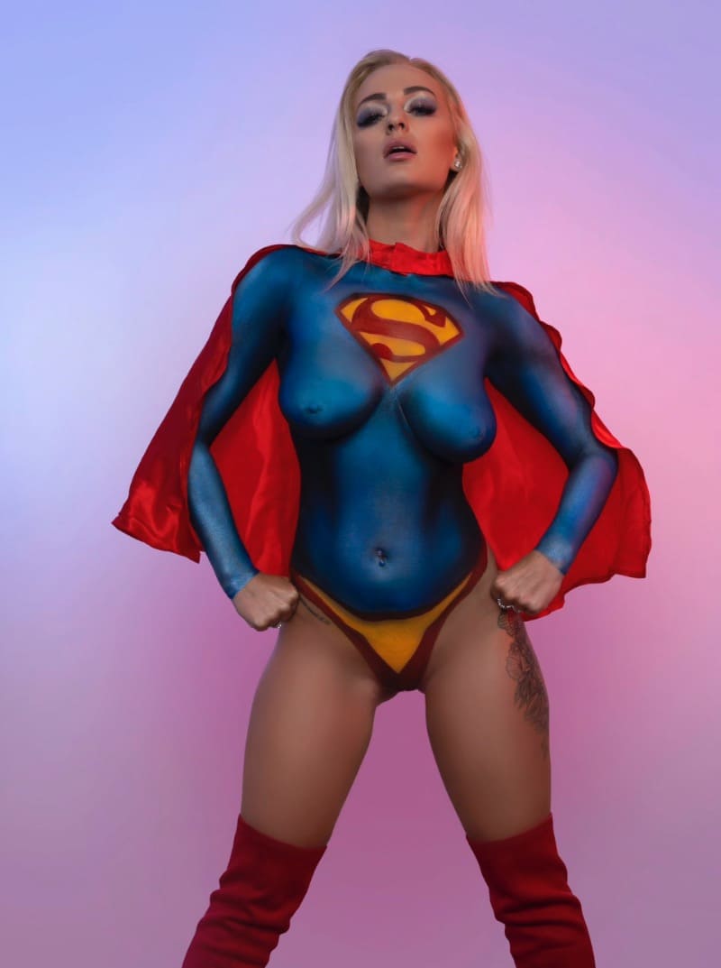 Elana met body paint