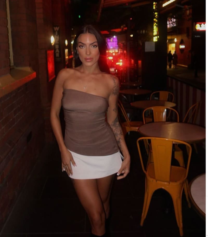 Babe in wit rokje