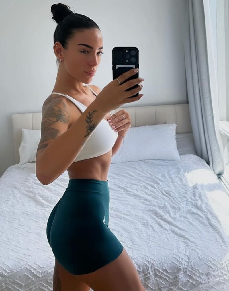 Kimberly in witte sport outfit