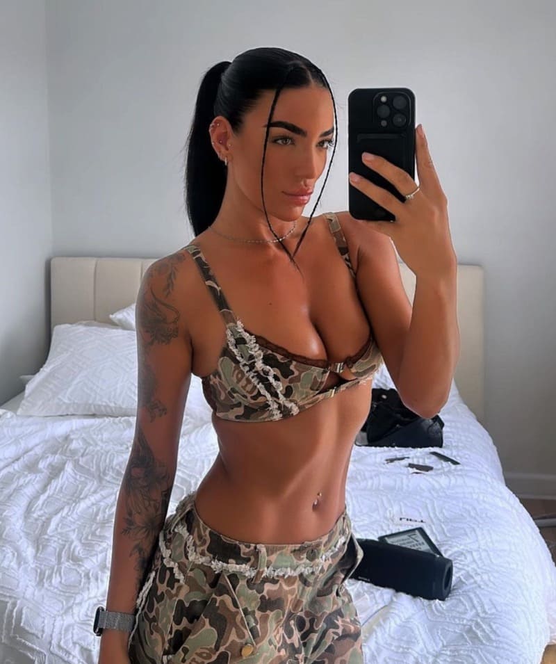 Babe in sexy outfit