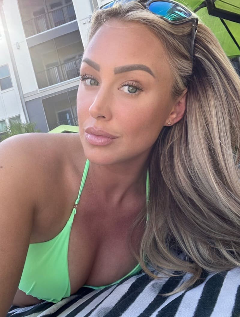 Blondine in groene bikini