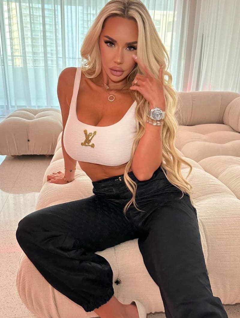 Babe in sexy outfit