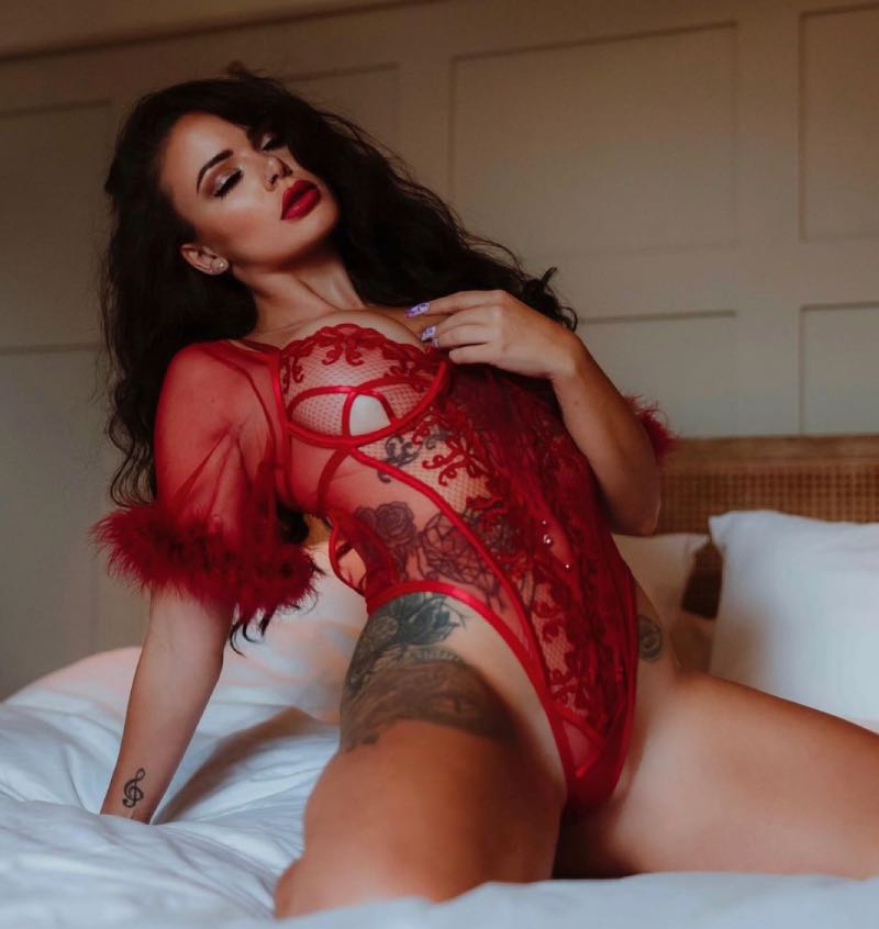 Sophie in rode lingerie op bed