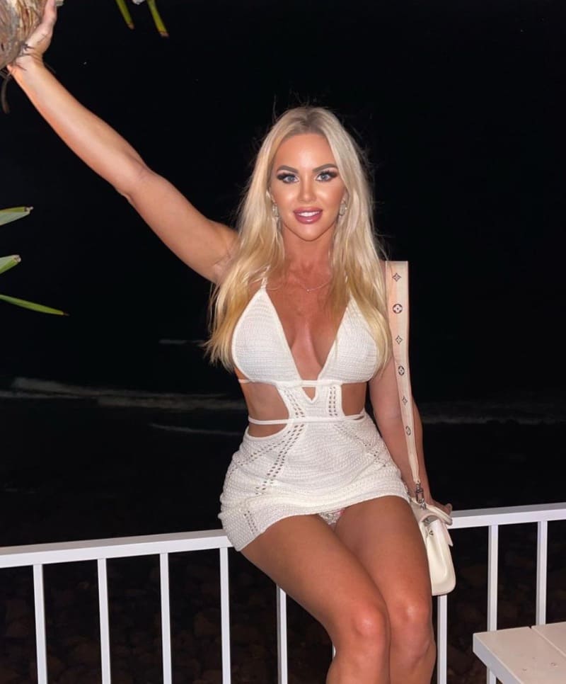 Babe in sexy witte jurk
