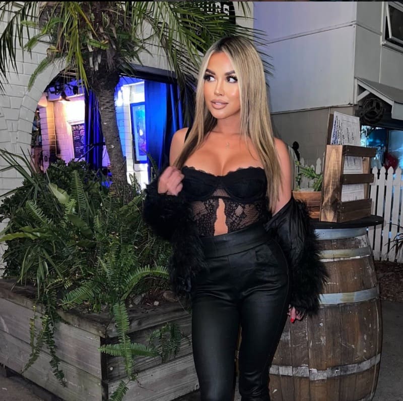 Babe in sexy outfit