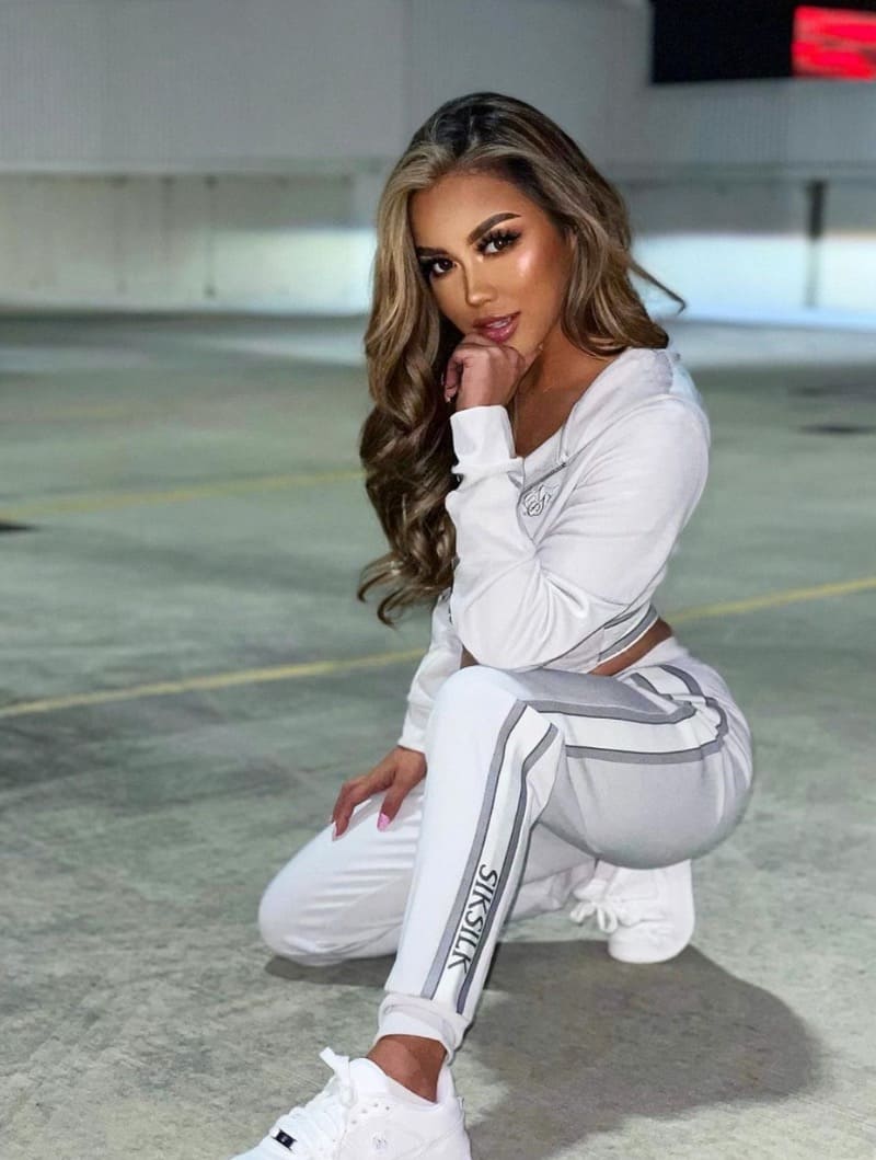 Kathryn in witte sport outfit