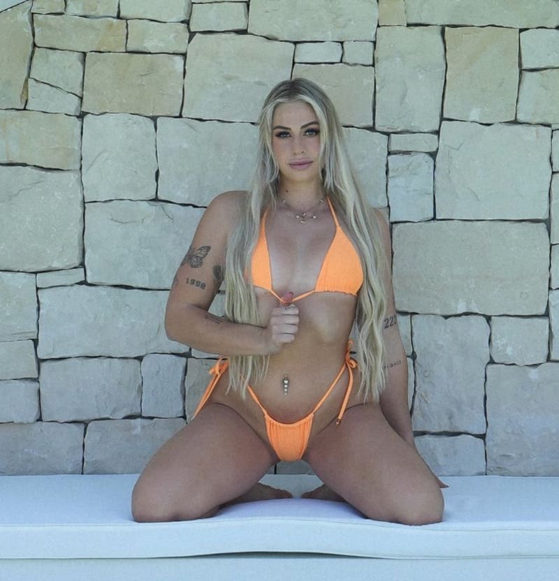Babe in oranje bikini