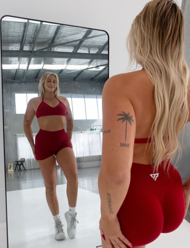 Babe in rode sport outfit 