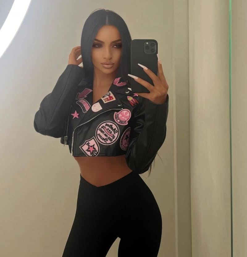 Hete chick in zwarte leggings