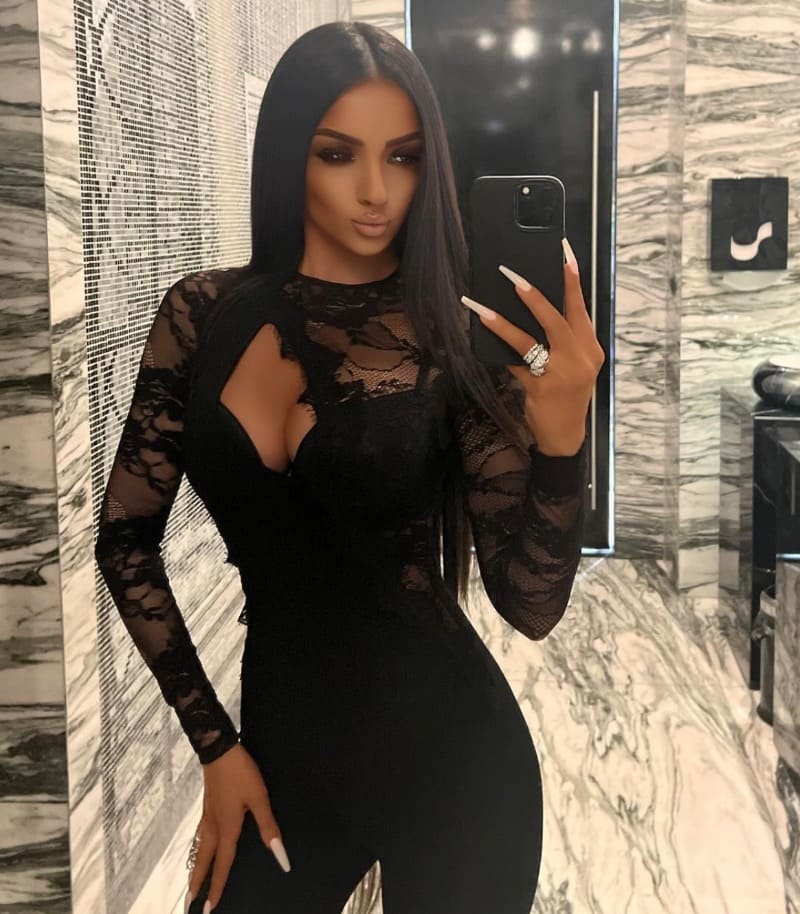 Babe in strakke jurk