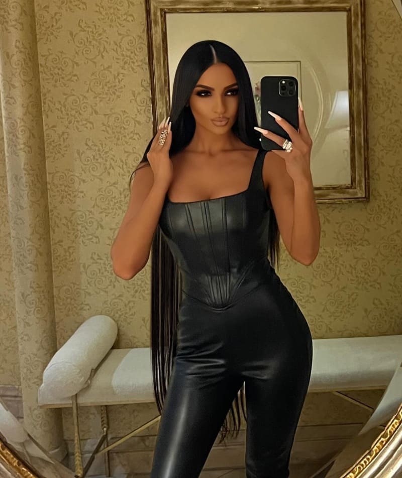 Miriam in strakke outfit