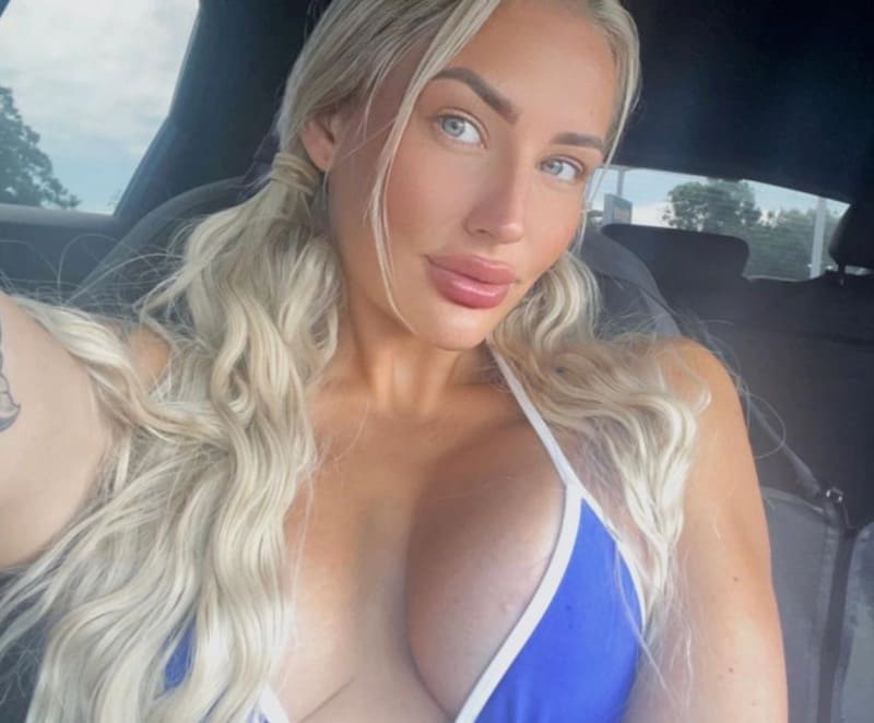 Gabby in bikini in auto