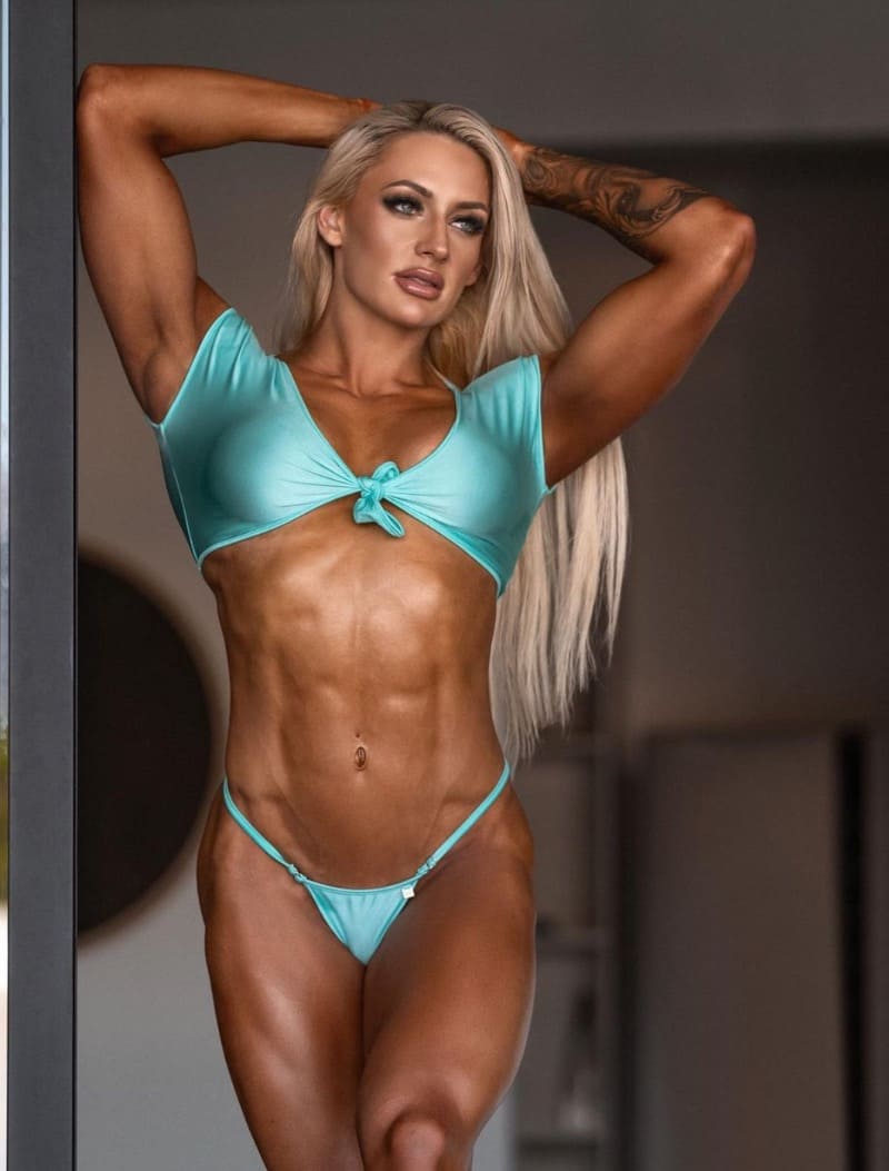 Gabby super gespierde babe