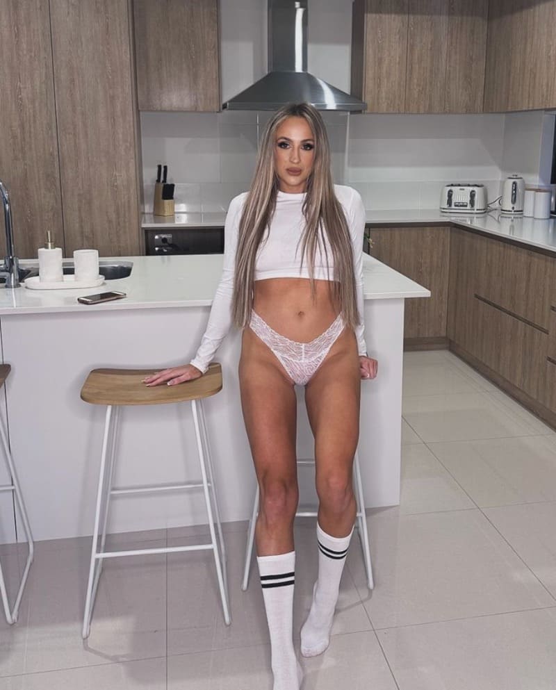 Elle in keuken met lingerie