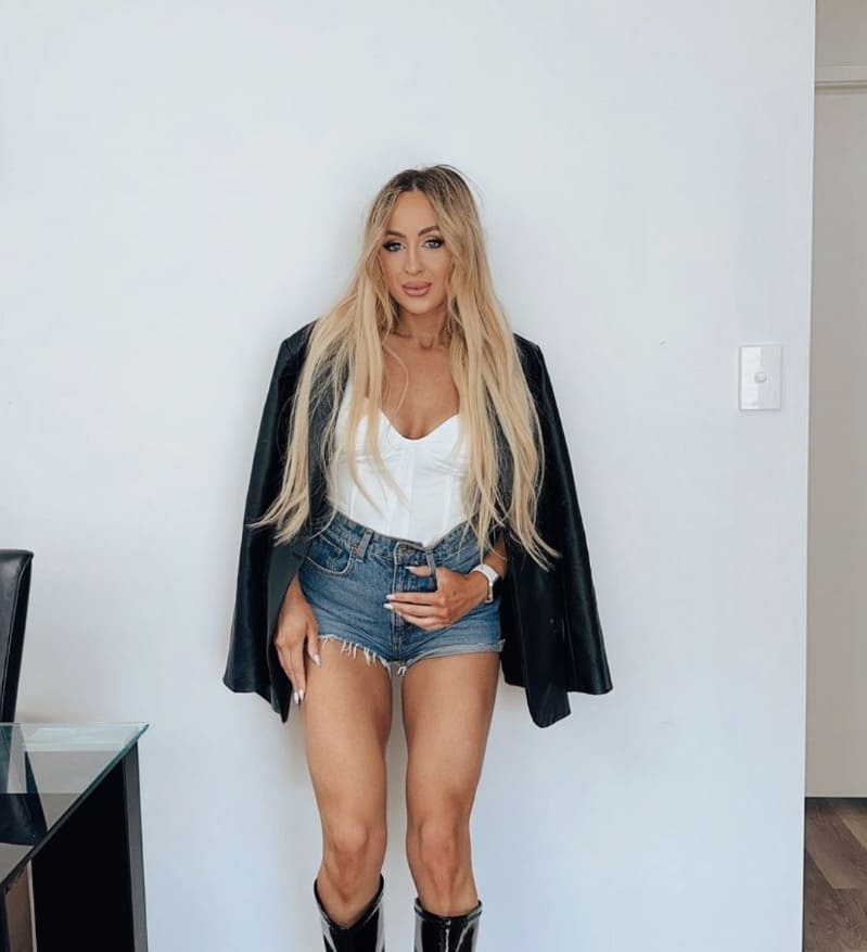 Elle in sexy outfit