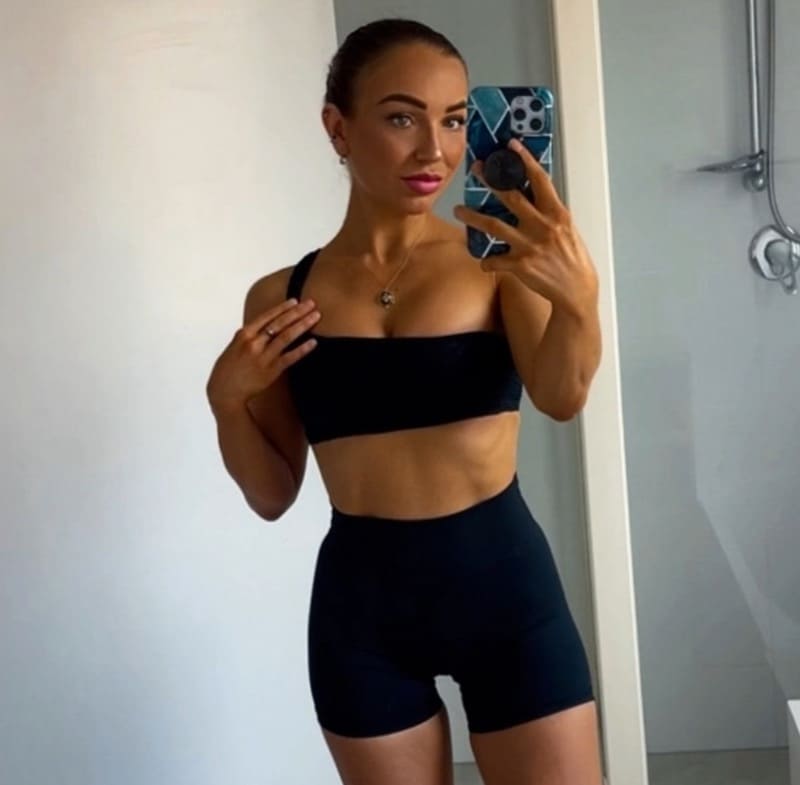 Sexy babe op weg naar de fitness
