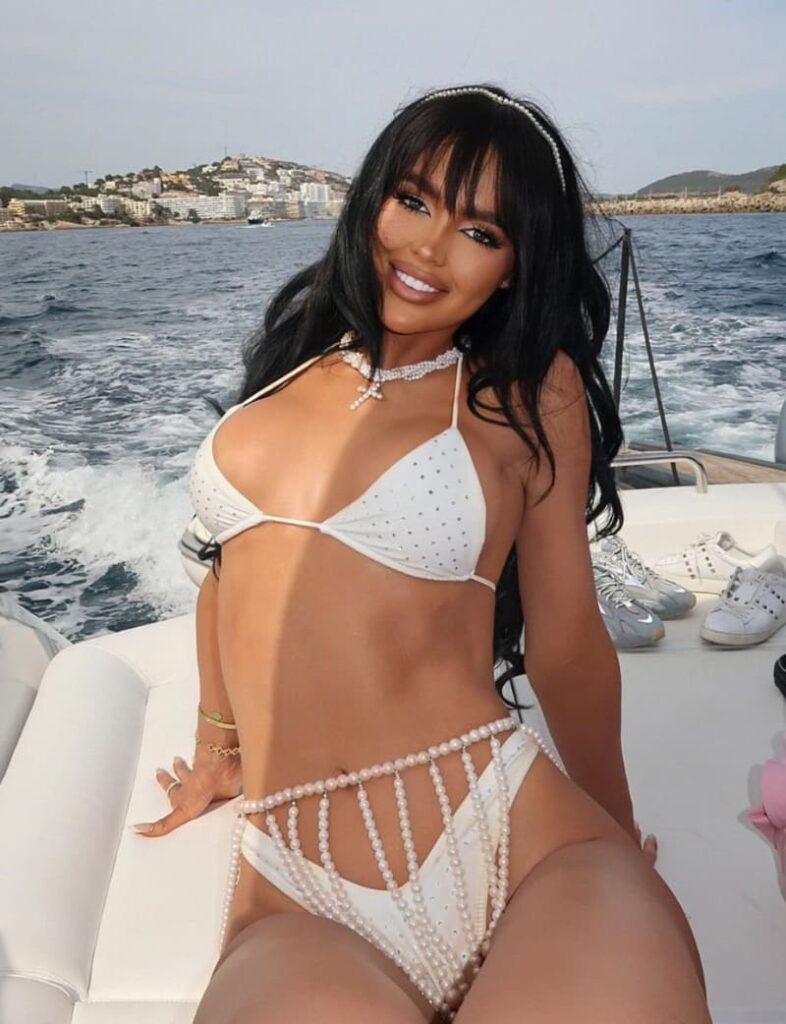 De hete Hannah Olivia Kenyon is een zeer pittig lingerie model