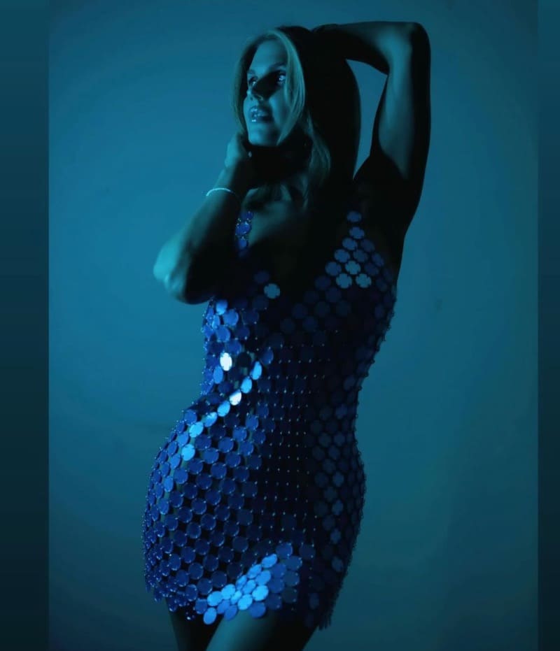 Babe in blauwe jurk