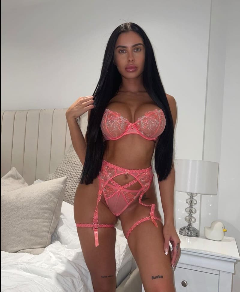 Isabella in sexy lingerie in slaapkamer