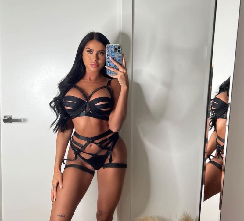 Isabella in zwarte lingerie