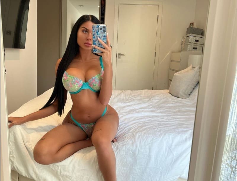 Babe in blauwe lingerie op bed