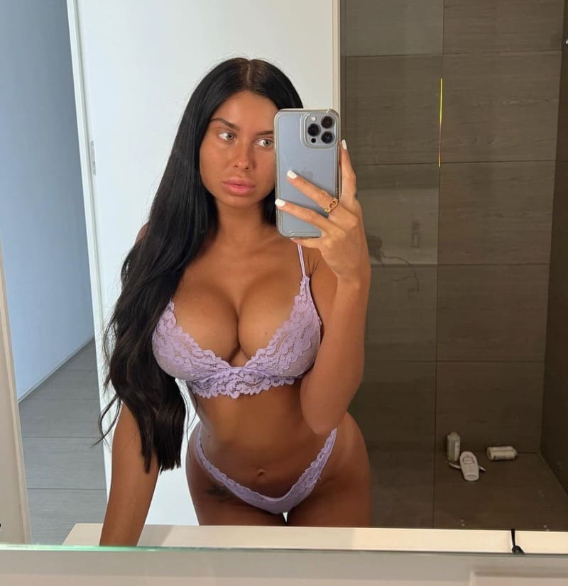 Isabella in paarse lingerie in badkamer