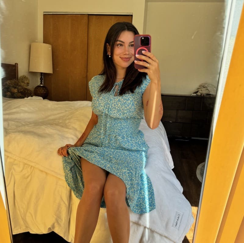 Lala Avi in blauw jurk