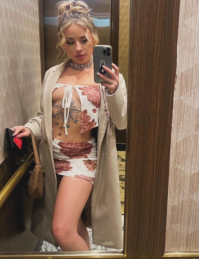Babe in sexy jurk