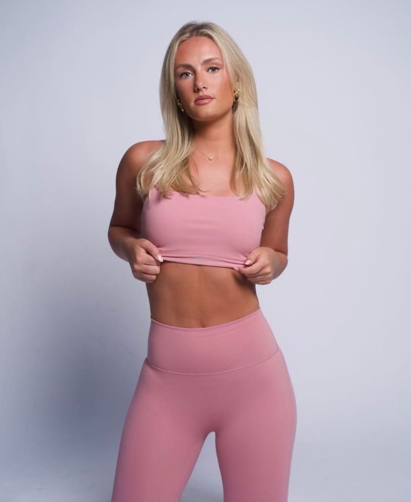 Babe in sport outfit