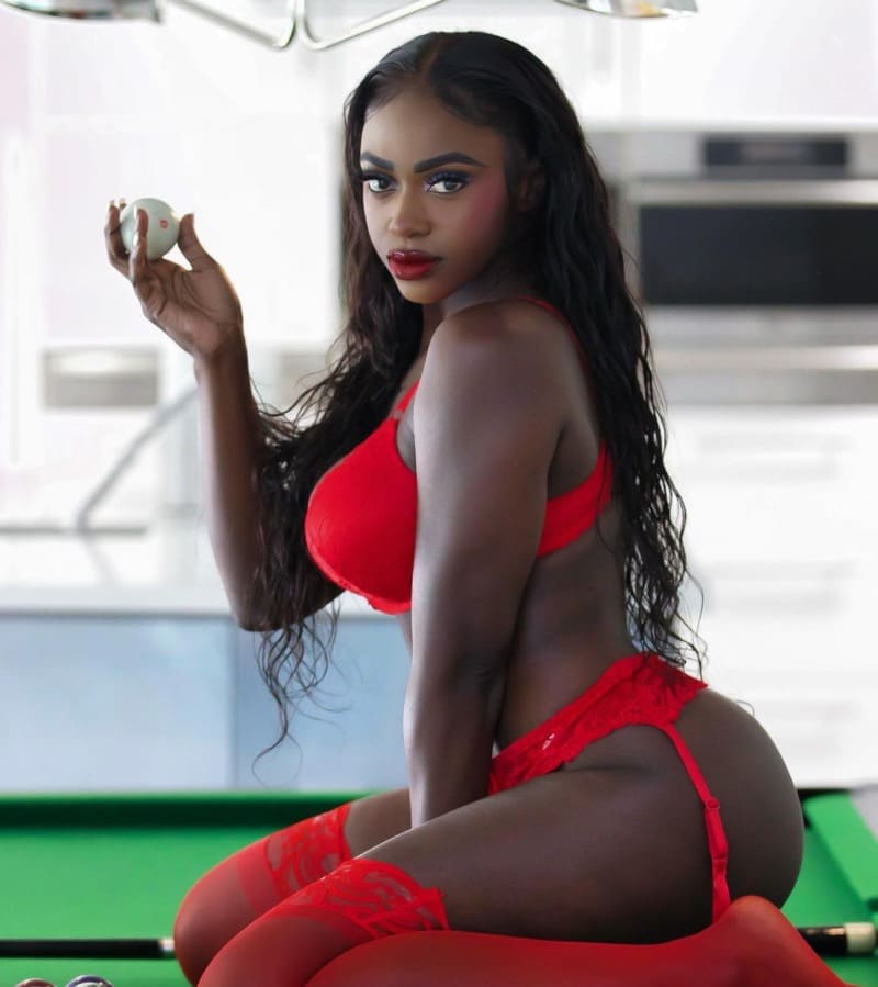Babe in rode lingerie
