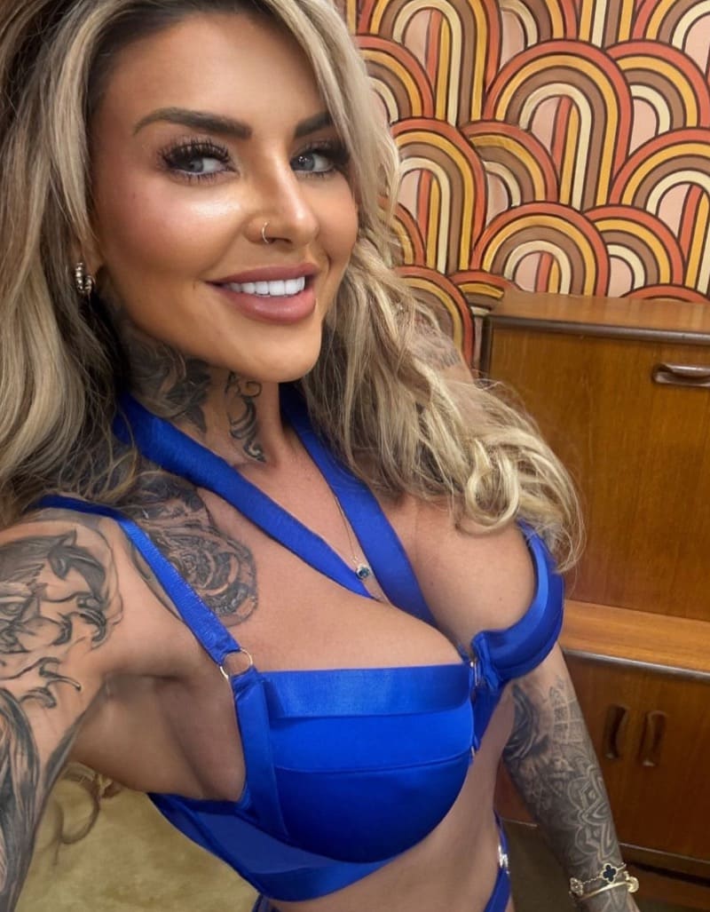 babe in blauwe lingerie