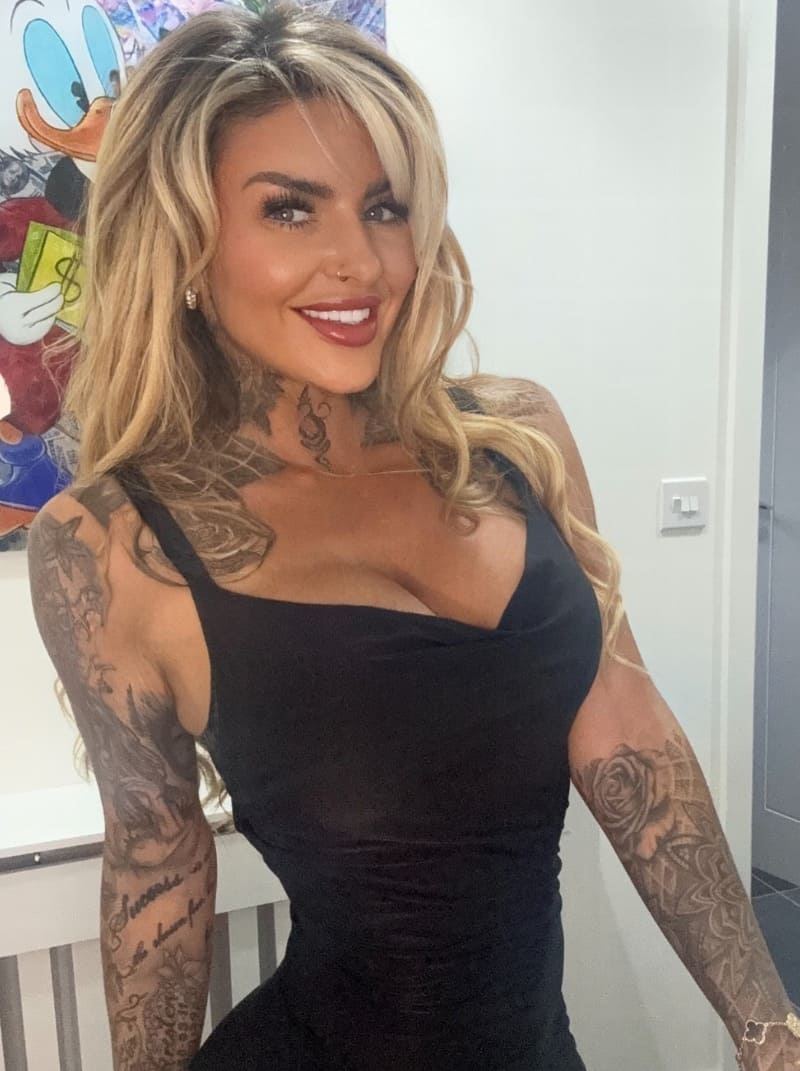 Kayleigh in sexy jurk