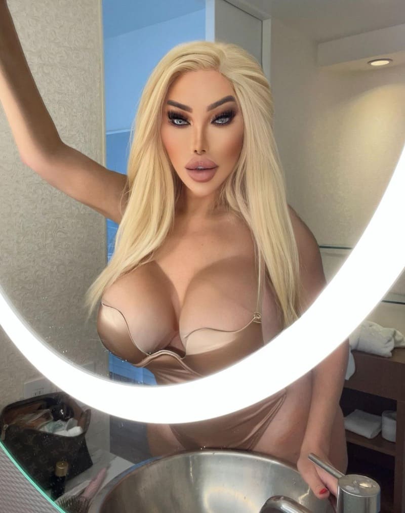 Jessica babe voor spiegel