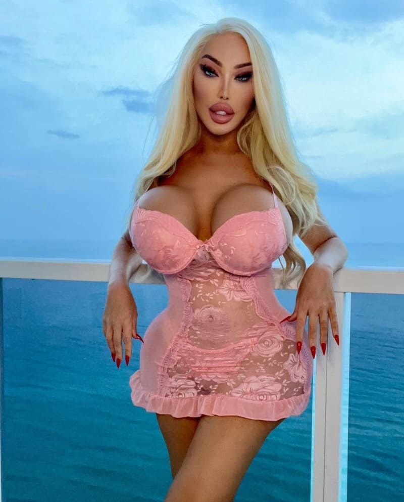 Babe in roze jurk