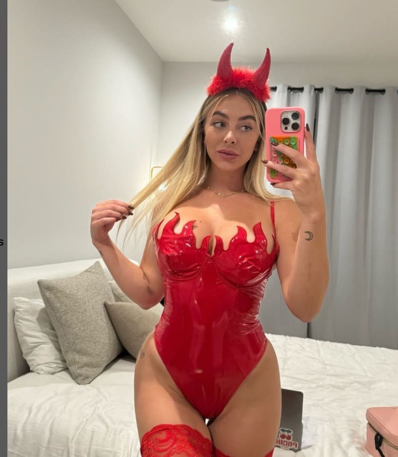 Emily in rode lingerie