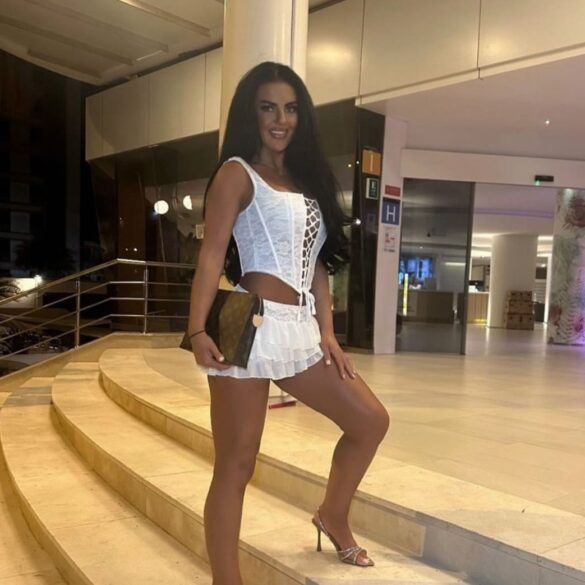 Chanelle in witte outfit